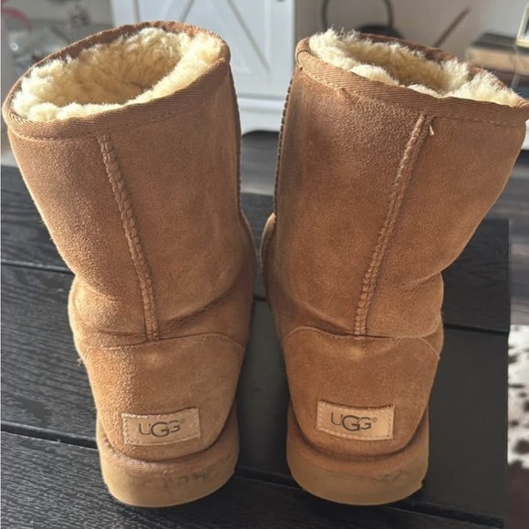 UGG Boots - Picture 1 of 3